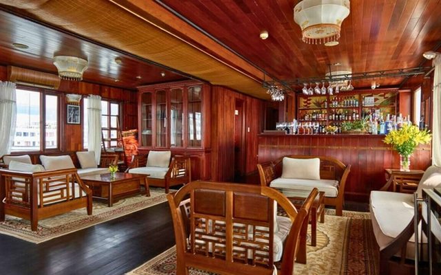 Garden Bay Legend Cruise Bar Space