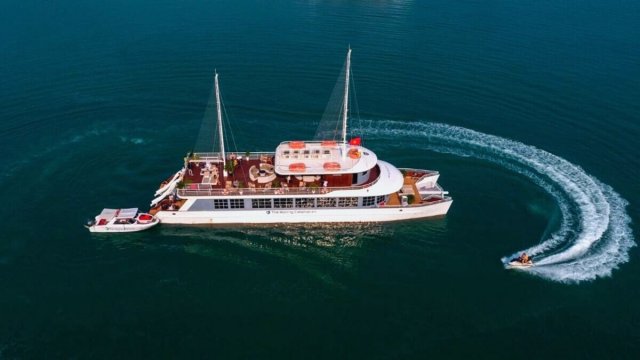 Halong Catamaran Cruise with many exciting activities for visitors
