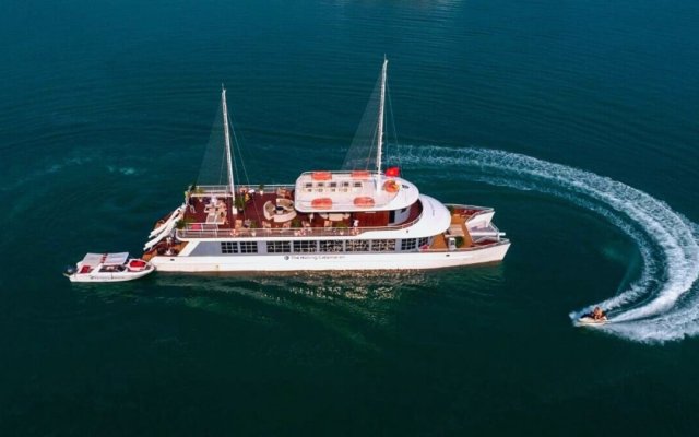 Halong Catamaran Cruise with many exciting activities for visitors