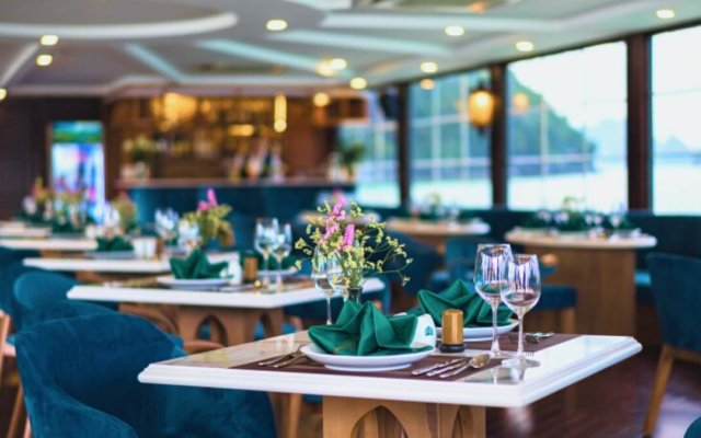 Halong Catamaran Cruise Restaurant Table Setup