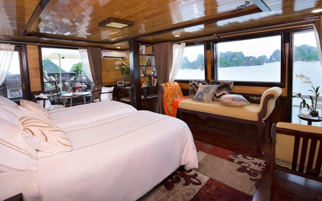 Hera Cruise Suite Bright Room with Many Windows