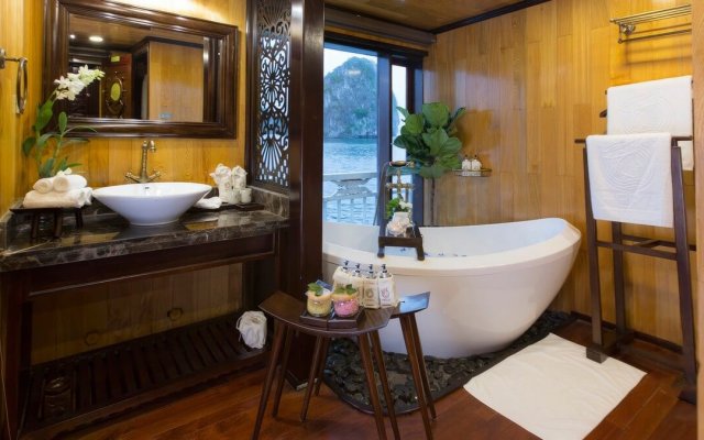 Hera Cruise Suite World Class Luxurious Bathroom