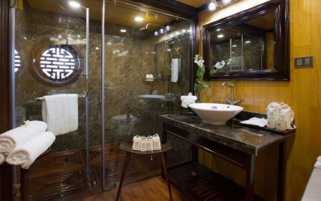 Hera Cruise Suite Wooden Vibe Bathroom
