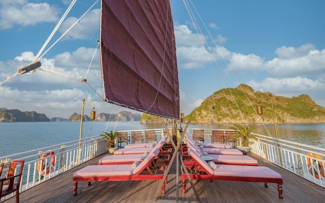 Heritage Line Violet Cruise Sun Deck