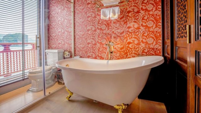 Heritage Line Ylang Cruise Regency Suite Bathroom Bathtub