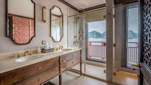 Heritage Line Ylang Cruise Regency Suite Bathroom