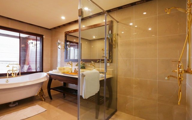Indochine Cruise Suite Golden Bathroom
