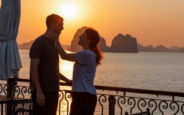 Indochine Cruise Romantic Moments of Couples