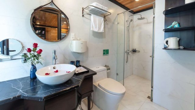 La Casta Cruise Senior Suite Bathroom