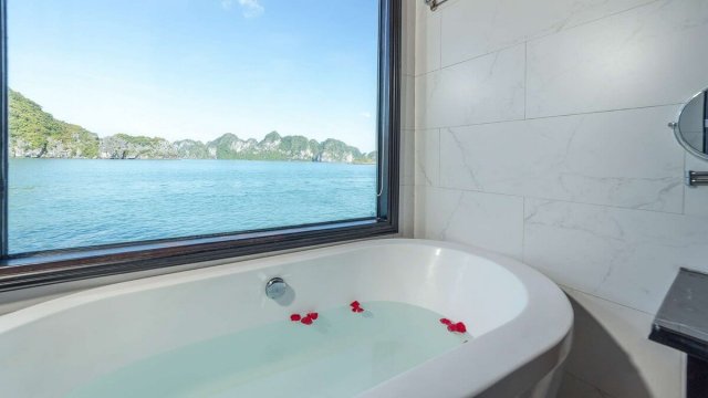 La Casta Cruise Oval Bathtub with Sea View