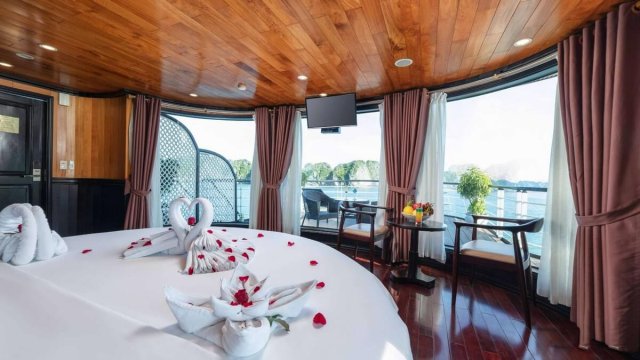 La Casta Cruise Honeymoon Suite Round Bed