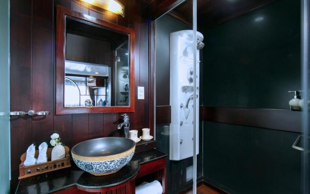La Regina Classic Cruise Suite Elegant Bathroom with Standing Shower