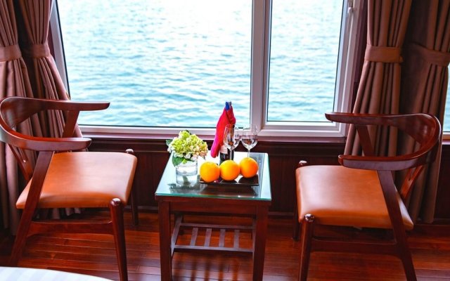 Lavender Elegance Cruise Table Set at Room