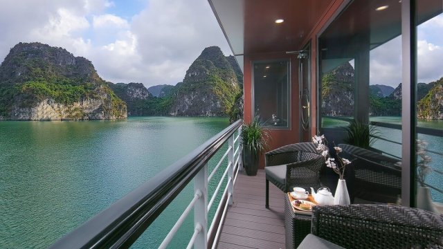 Le Theatre Cruise Emerald Ocean View Terrace