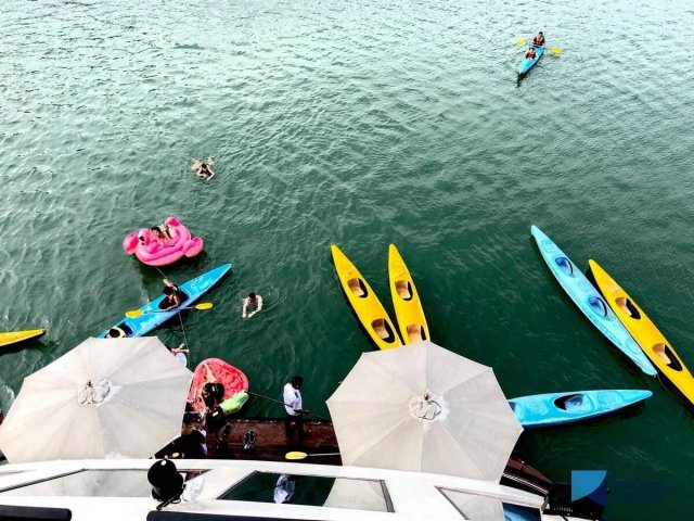 Le Theatre Cruise Kayaking