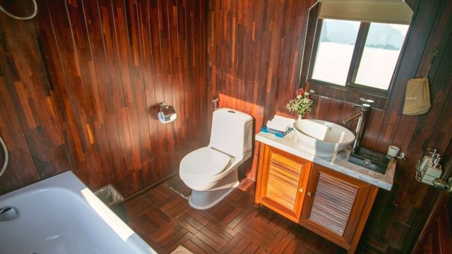 Legend Halong Cruise Bathroom Bathtub