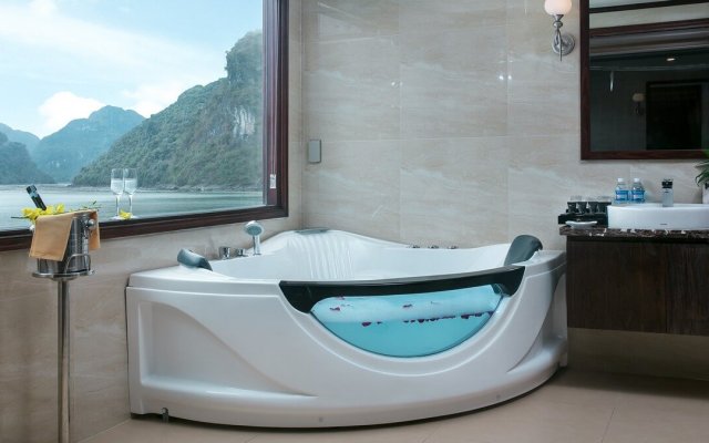 Mon Cheri Cruise Suite Bathroom