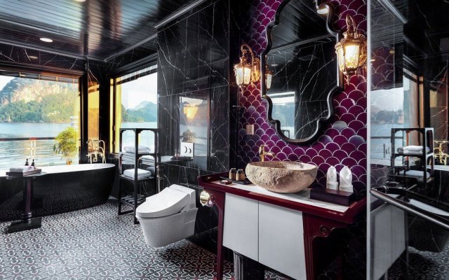 Orchid Premium Cruise Orchid Premium Exclusive Suite Bathroom