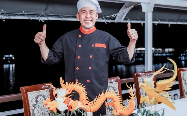 Oriental Sails Creativity of Professional Cruise Chef
