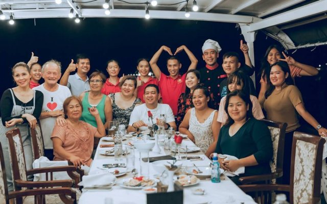 Oriental Sails Family Members Enjoy Dinner Party