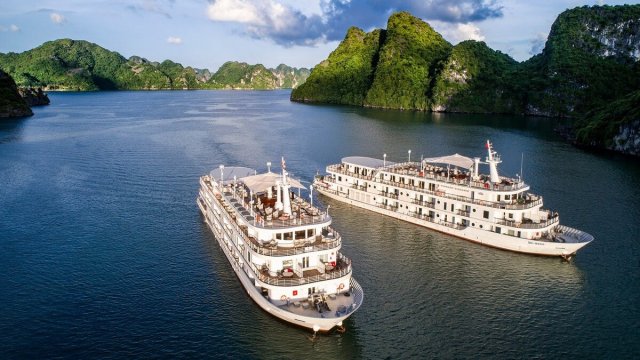 Paradise Elegance Cruise Paradise Cruises Sailing Through Majestic Bay