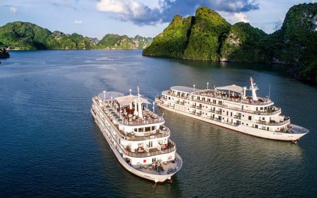 Paradise Elegance Cruise Paradise Cruises Sailing Through Majestic Bay