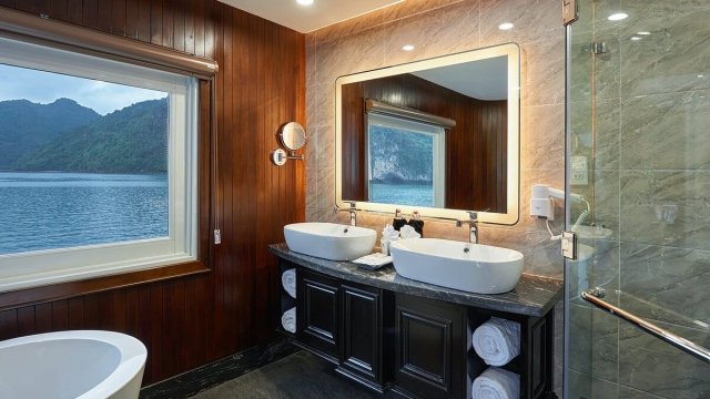 Paradise Grand Cruise Bathroom with Scenic View