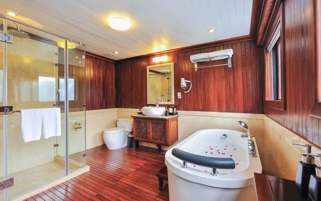 Paradise Peak Cruise Cozy Wooden Bathroom