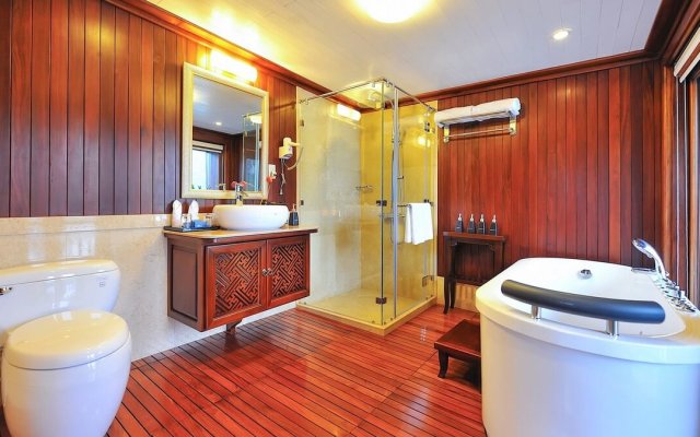 Paradise Peak Cruise Royal Traditional Vibe Bathroom