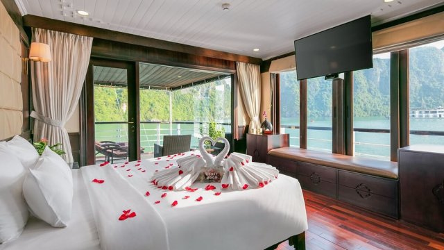 Pelican Cruise Royal Suite Cabin Cozy Room for Honeymoon