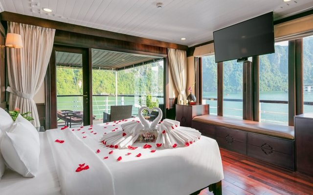 Pelican Cruise Royal Suite Cabin Cozy Room for Honeymoon