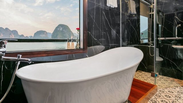 Pelican Cruise Royal Suite Cabin Oval Bathtub