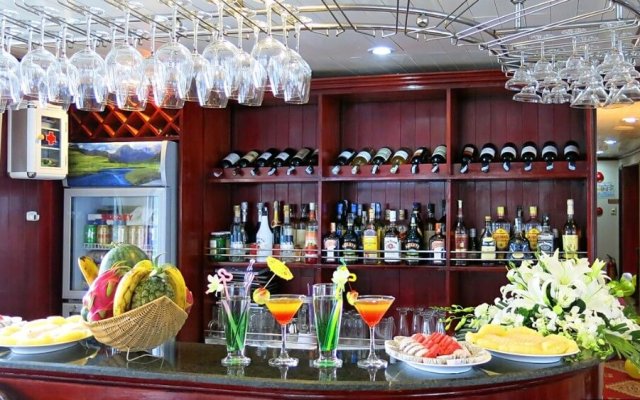 Phoenix Cruise Bars with cocktails and fruits