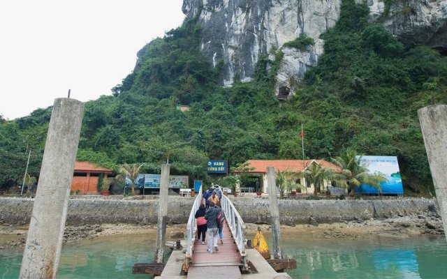 Phoenix Day Cruise Visiting Sung Sot Cave