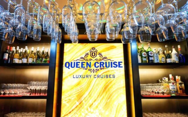 Queen Luxury Cruise Bar