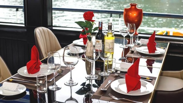 Queen Luxury Cruise Dining Table Setup