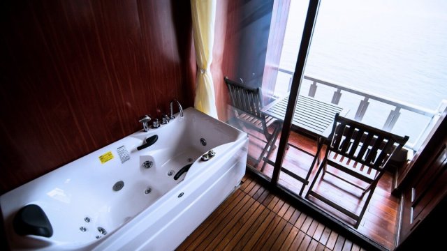Renea Cruise Suite Balcony Bathroom