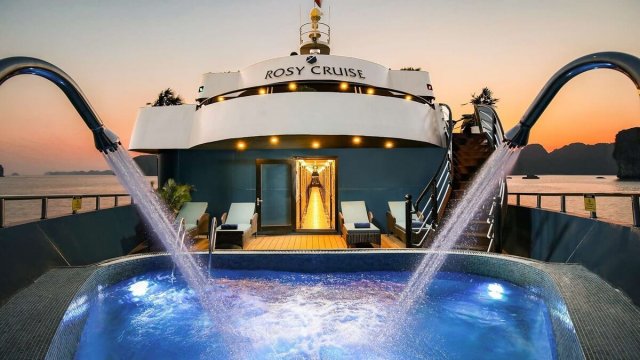 Rosy Cruise Lounge