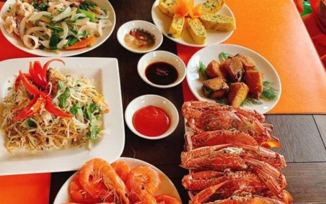 Serenity Cruise Meals with Fresh Seafood