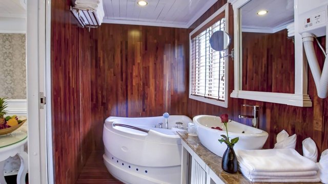 Signature Cruise Cozy Bathroom with Modern Furniture