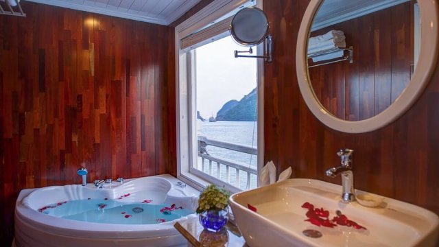 Signature Cruise Modern Bathroom with Sea View