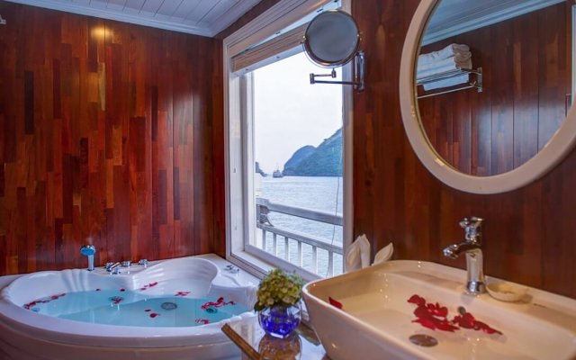 Signature Cruise Modern Bathroom with Sea View