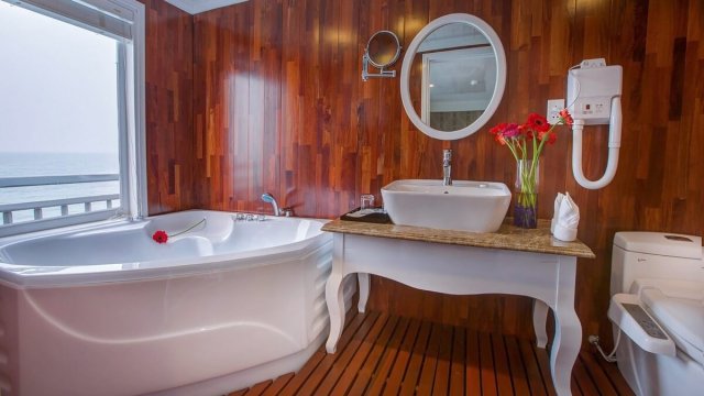 Signature Cruise Cozy Bathroom with a View to the Sea