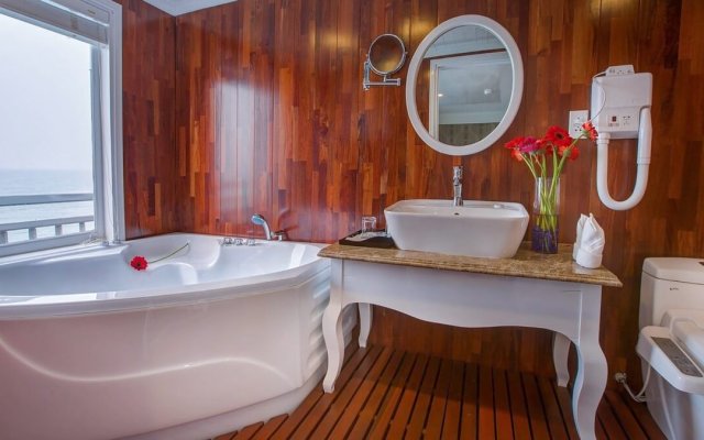 Signature Cruise Cozy Bathroom with a View to the Sea