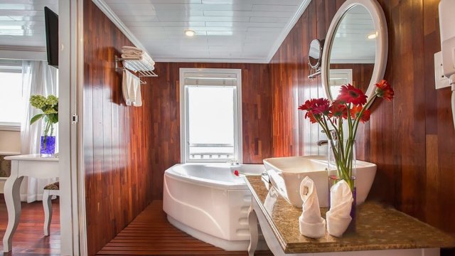 Signature Royal Cruise Bathroom with a View to the Sea
