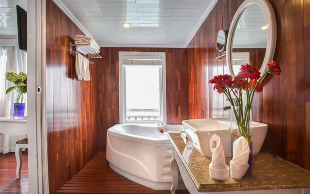 Signature Royal Cruise Bathroom with a View to the Sea