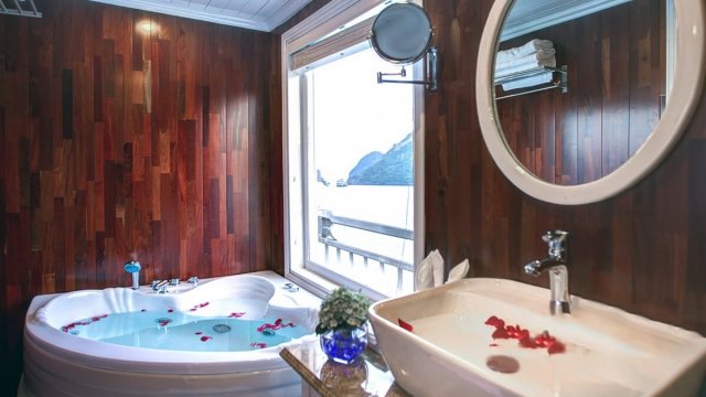 Signature Royal Cruise Modern Bathroom
