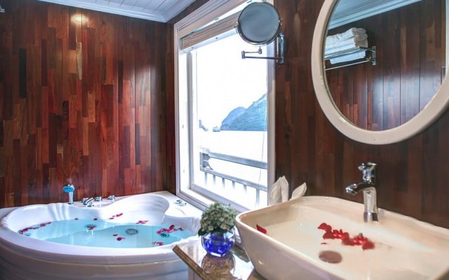 Signature Royal Cruise Modern Bathroom