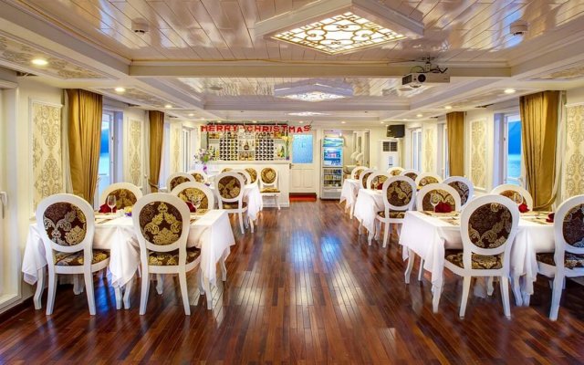 Signature Royal Cruise Cozy Restaurant