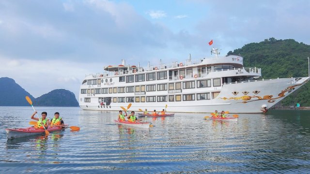 Starlight Cruise Guests Interested in Kayaking